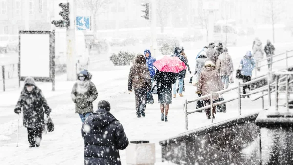 Blizzard Stadsmiljö Siluett Kvinna Med Ett Rött Paraply Folkmassa Rusande — Stockfoto