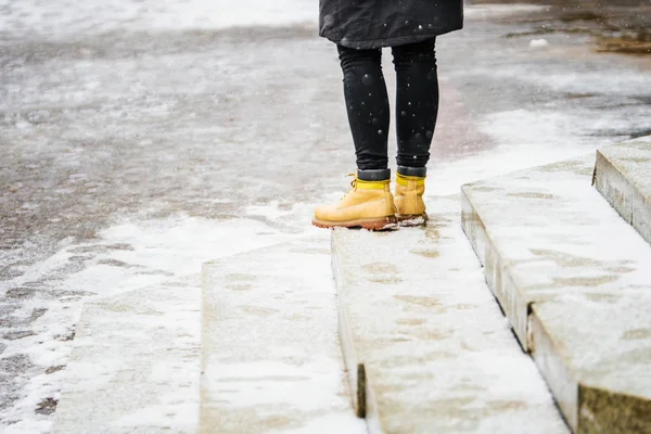 Vinterpromenad Gula Läderstövlar Bakifrån Foten Kvinna Stiger Isiga Snöiga Granit — Stockfoto