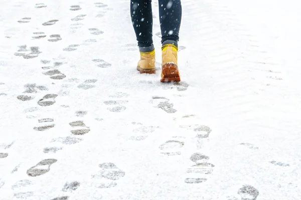 Vinterpromenad Gula Läderstövlar Bakifrån Foten Man Som Promenerar Längs Isiga — Stockfoto