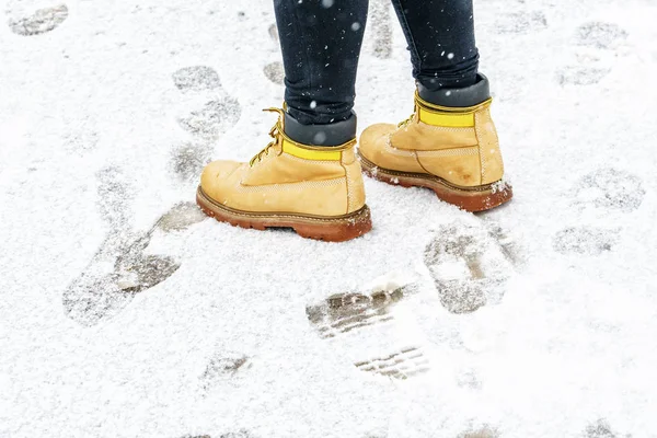 Vinterpromenad Gula Läderstövlar Bakifrån Foten Man Som Promenerar Längs Isiga — Stockfoto