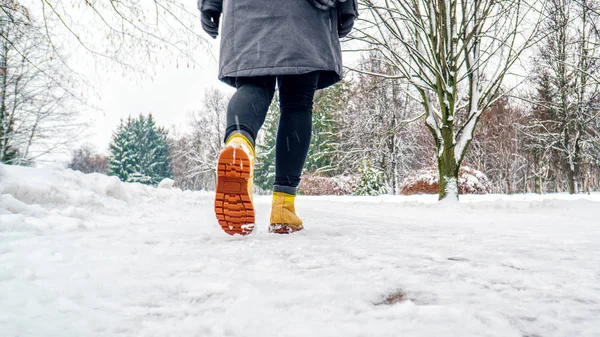 Winter Walk Yellow Leather Boots Back View Feet Women Walking — Stock Photo, Image