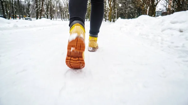 Зимняя Прогулка Жёлтых Кожаных Сапогах Вид Сзади Ноги Человека Идущего — стоковое фото