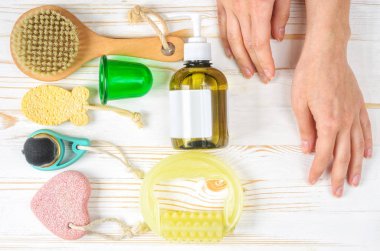 Güzellik blogu için düz konum fotoğraf natürmort hayat kozmetik ürünleri fotoğraf. Kişisel bakım için sabah rutini. Üst düzey banyo ürünleri. Vücut ve yüz için fırça, konserve, sünger, masaj aleti, yağ