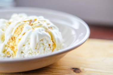 Karamelli beyaz süzme peynir. Süzme peynirli, kremalı ve karameli tatlı.