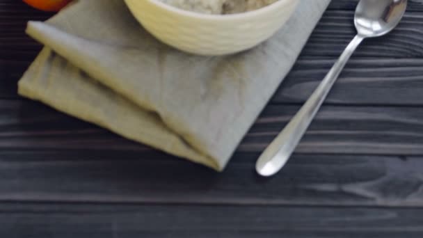 健康食品 燕麦在一个深碗顶部视图 煮健康的早餐 燕麦片配鳗鱼 — 图库视频影像