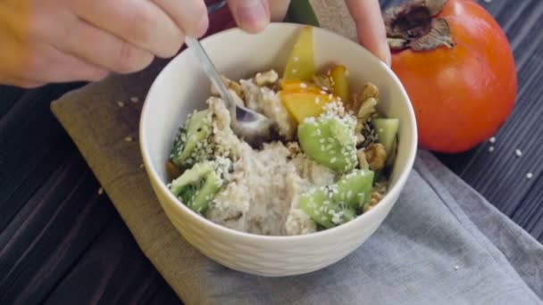 Giovane Donna Sta Facendo Colazione Mescolare Miscela Porridge Con Cucchiaio — Video Stock