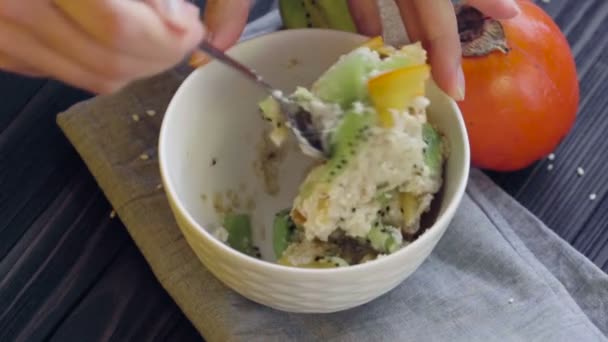 Jeune Femme Prend Petit Déjeuner Mélanger Mélange Porridge Avec Une — Video