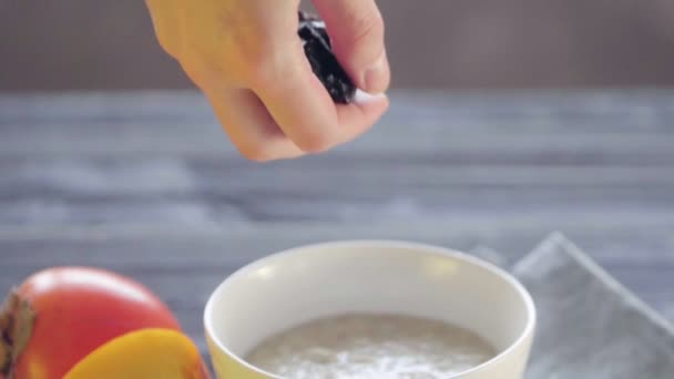 Gesunde Ernährung Haferflocken Einer Tiefen Schüssel Kochen Gesundes Frühstück Weibliche — Stockvideo
