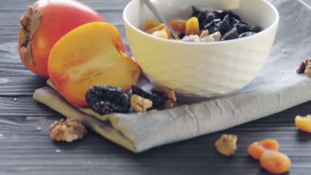 Oatmeal Dalam Mangkuk Yang Dalam Dengan Sendok Mencuat Dengan Kesemek — Stok Video