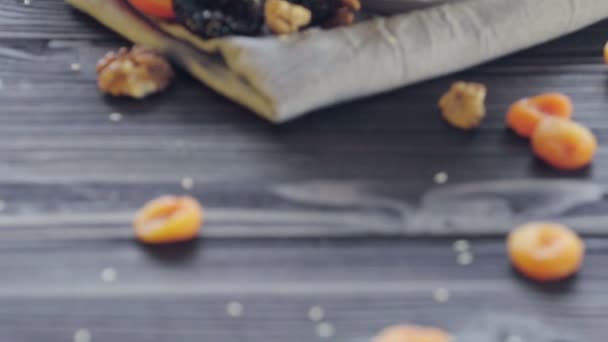 燕麦片在一个深碗里 勺子里伸出来 里面有柿子 干杏仁 核桃和芝麻 健康食品 — 图库视频影像