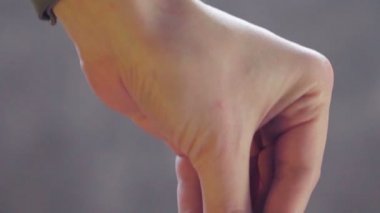 Sağlıklı yiyecekler. Sağlıklı kahvaltı hazırlıyor. Kadın eli yulaf ezmesine susam tohumu ekliyor. Hurma, kurutulmuş kayısı, kuru erik, ceviz.