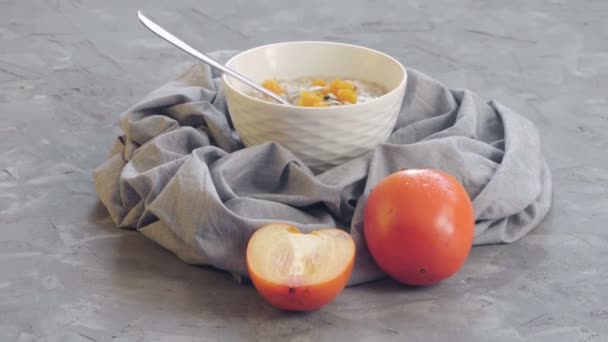 燕麦片 杏仁干 李子和南瓜种子在一个深碗里 Persimmon 做饭健康的早餐 健康食品 — 图库视频影像