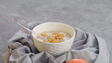 Derin bir kasede kurutulmuş kayısı, kuru erik ve kabak çekirdeği ile yulaf ezmesi. Hurma. Sağlıklı kahvaltı hazırlıyorum. Sağlıklı yemek.