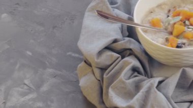 Derin bir kasede kurutulmuş kayısı, kuru erik ve kabak çekirdeği ile yulaf ezmesi. Hurma. Sağlıklı kahvaltı hazırlıyorum. Sağlıklı yemek.