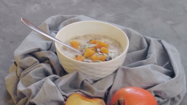 Farine Avoine Avec Abricots Secs Pruneaux Graines Citrouille Dans Bol — Video