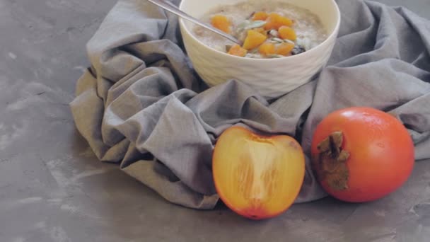 深いボウルにドライアプリコット プルーン カボチャの種とオートミール 健康的な朝食を作る 健康食品 — ストック動画