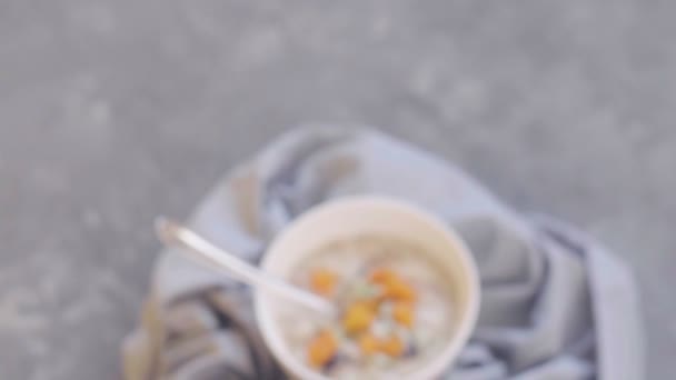 Farine d'avoine avec abricots secs, pruneaux et graines de citrouille dans un bol profond. Cuisiner un petit déjeuner sain. Une nourriture saine. Vue du dessus 
