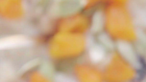 燕麦片 杏仁干 李子和南瓜种子在一个深碗里 做饭健康的早餐 健康食品 — 图库视频影像