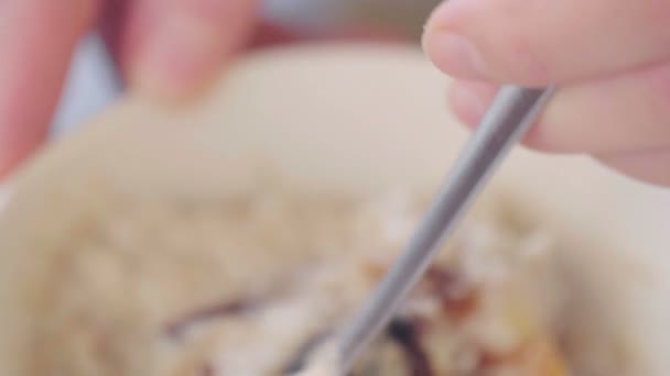 Harina Avena Con Caqui Kiwi Ciruela Bol Hondo Cocinar Desayuno — Vídeos de Stock