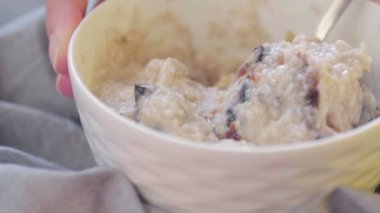 Hurma ve kuru erikli yulaf ezmesi. Sağlıklı kahvaltı hazırlıyorum. Sağlıklı yemek.