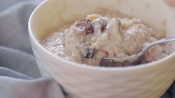 燕麦配柿子和切碎在一个深碗里 做饭健康的早餐 健康食品 — 图库视频影像