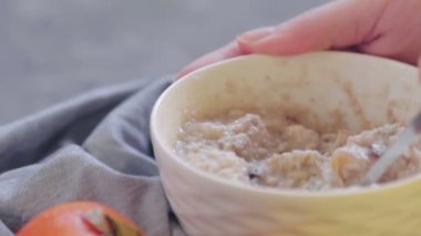 Hurma ve kuru erikli yulaf ezmesi. Sağlıklı kahvaltı hazırlıyorum. Sağlıklı yemek.