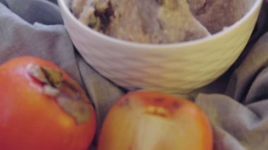 Hurma ve kuru erikli yulaf ezmesi. Sağlıklı kahvaltı hazırlıyorum. Sağlıklı yemek.