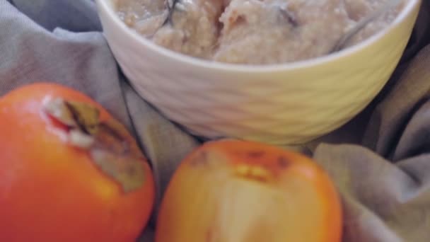 Havermout Met Persimmon Pruim Een Diepe Kom Gezond Ontbijt Koken — Stockvideo