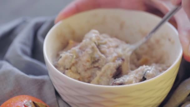 Farine Avoine Kaki Tailler Dans Bol Profond Cuisiner Petit Déjeuner — Video