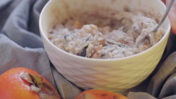 Harina Avena Con Caqui Podar Tazón Hondo Cocinar Desayuno Saludable — Vídeo de stock