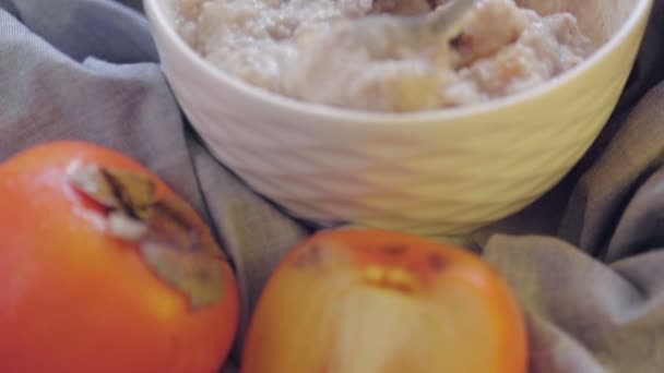 Owsianka Persymoną Śliwką Głębokiej Misce Gotowanie Zdrowego Śniadania Zdrowa Żywność — Wideo stockowe