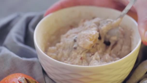 Farine Avoine Kaki Tailler Dans Bol Profond Cuisiner Petit Déjeuner — Video
