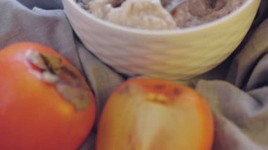 Hurma ve kuru erikli yulaf ezmesi. Sağlıklı kahvaltı hazırlıyorum. Sağlıklı yemek.