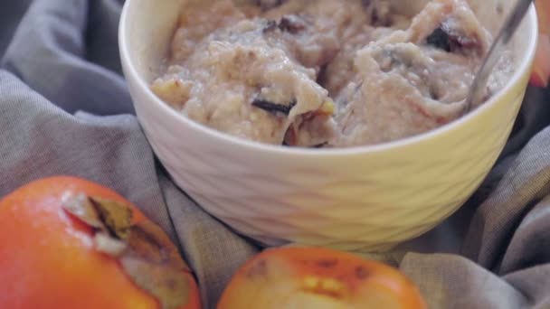 Farine d'avoine au kaki et tailler dans un bol profond. Cuisiner un petit déjeuner sain. Aliments sains 