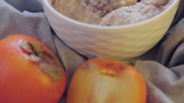 Havermout Met Persimmon Pruim Een Diepe Kom Gezond Ontbijt Koken — Stockvideo