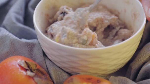 Farina Avena Con Cachi Prugne Una Ciotola Profonda Cucinare Colazione — Video Stock