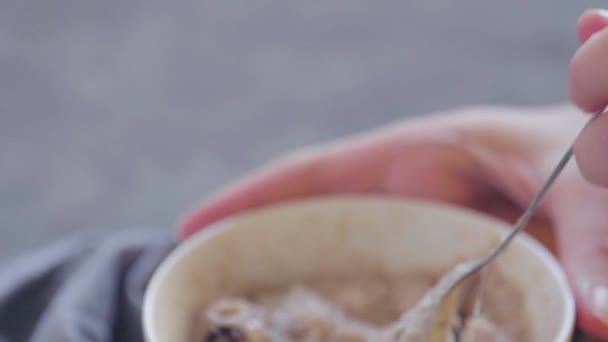 深いボウルに柿とプルーンとオートミール 健康的な朝食を作る 健康食品 — ストック動画