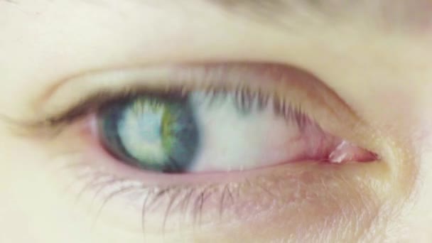 Hermoso Ojo Azul Mujer Joven Mirando Alrededor Parpadeando Proceso Constricción — Vídeos de Stock