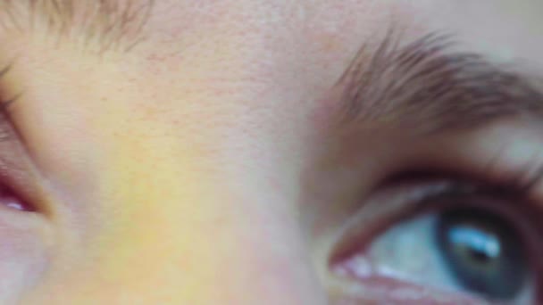 Ojo Azul Una Hermosa Mujer Joven Mirando Ventana Parpadeando Día — Vídeos de Stock
