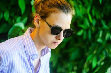 Yapraklı Güneş Gözlüklü Genç Bir Kadının Portresi