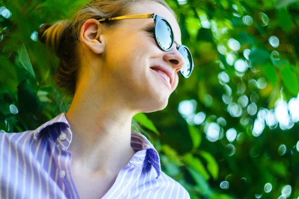 Portrait of a Young Smiling Women in Sunglasses. — Stock Photo, Image