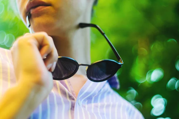 Retrato de una joven con gafas de sol — Foto de Stock