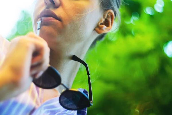 Retrato de una joven con gafas de sol — Foto de Stock