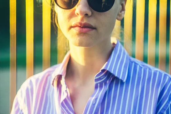 Retrato de una joven con gafas de sol al atardecer . — Foto de Stock