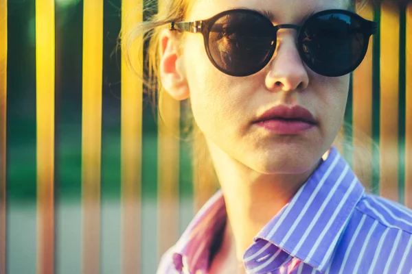 Retrato de una joven con gafas de sol al atardecer . — Foto de Stock