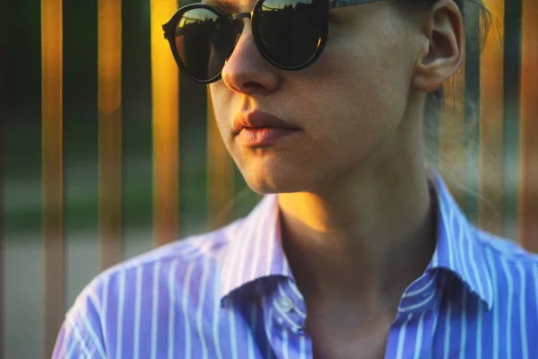 Retrato de una joven con gafas de sol al atardecer . — Foto de Stock