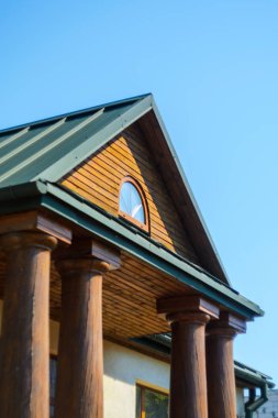Verandanın tahta sütunları Ev 'e giriş yapıyor.