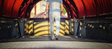 Genç bir adamın yürüyüşü silueti. Arka Görünüm