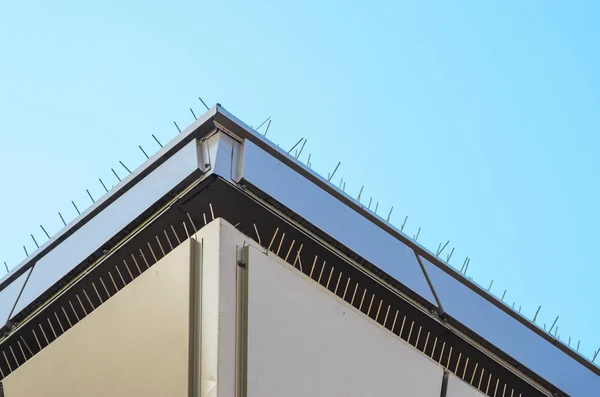 Modern Binanın Parapet 'inde Anti-Kuş Çivileri