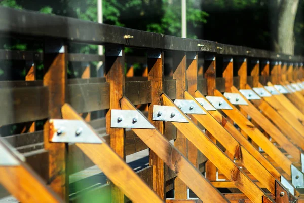 Ξύλινα Balusters Ξιφασκία πεζών γέφυρα. — Φωτογραφία Αρχείου